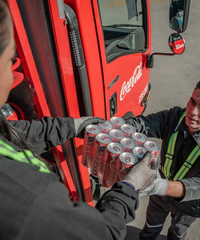 personas con latas de cocacola