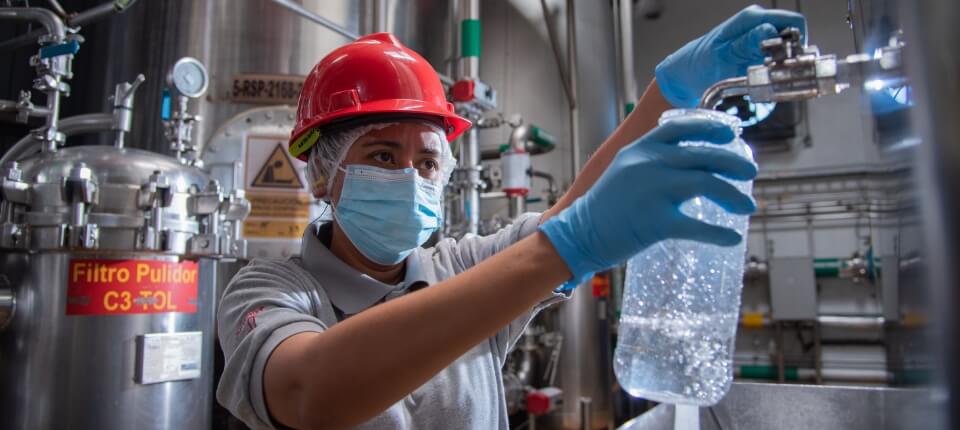 Imagen de persona purificando agua