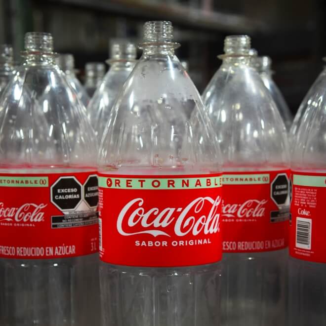 botellas vacías de coca-cola 