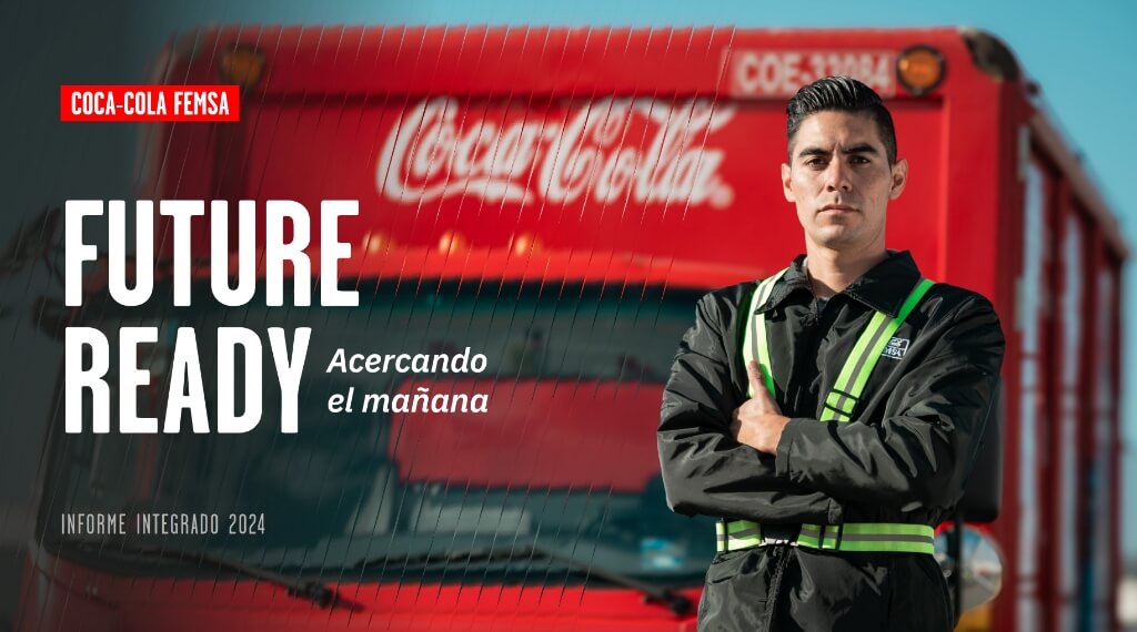 mujer sosteniendo lata de coca-cola