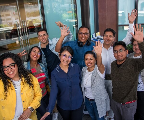 personas levantando la mano