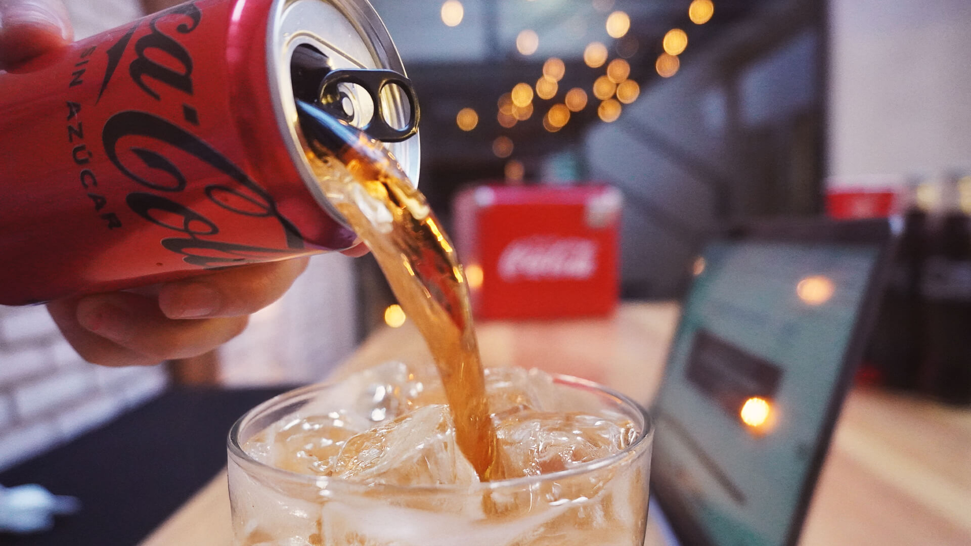 sirviendo contenido de lata de coca-cola