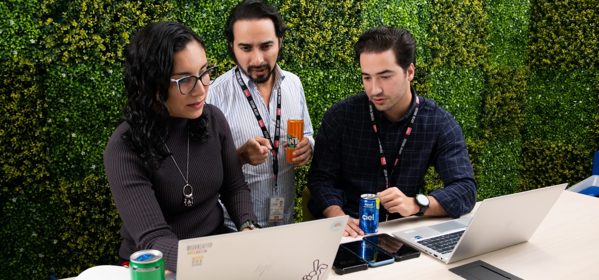 personas hablando frente a computadoras